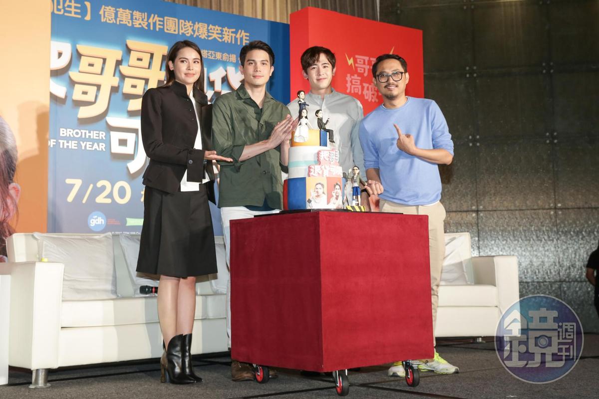 片商送上有主角及導演造型的翻糖蛋糕,尼坤對此超有興趣,頻頻探頭欣賞。