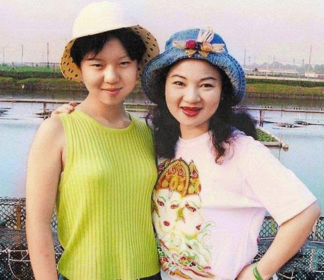 白冰冰過去和女兒合影。(圖/翻攝自臉書)