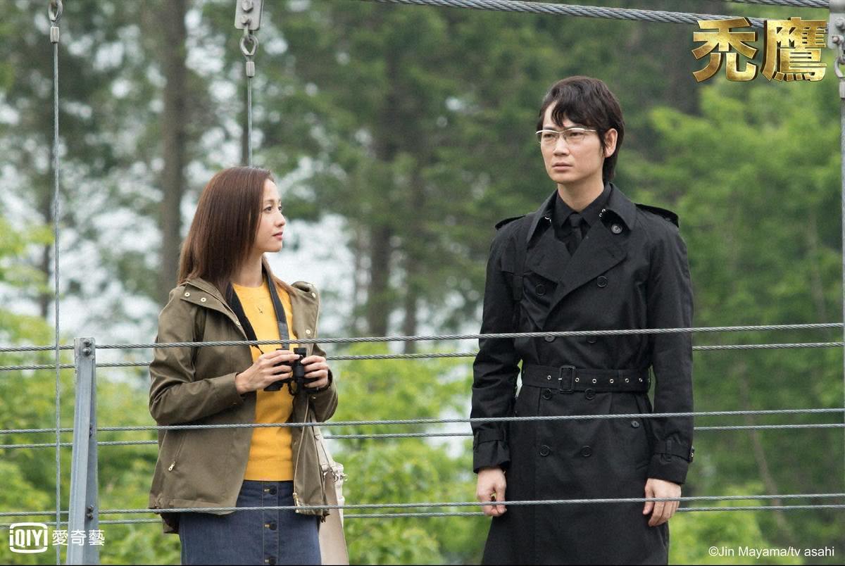 澤尻英龍華(左)與綾野剛第三度合作,澤尻英龍華爆料人帥、演戲更帥的綾野剛其實是反差萌,私下會笑容滿面大喊:「我找到幸運的四葉草了!」(愛奇藝台灣站提供)