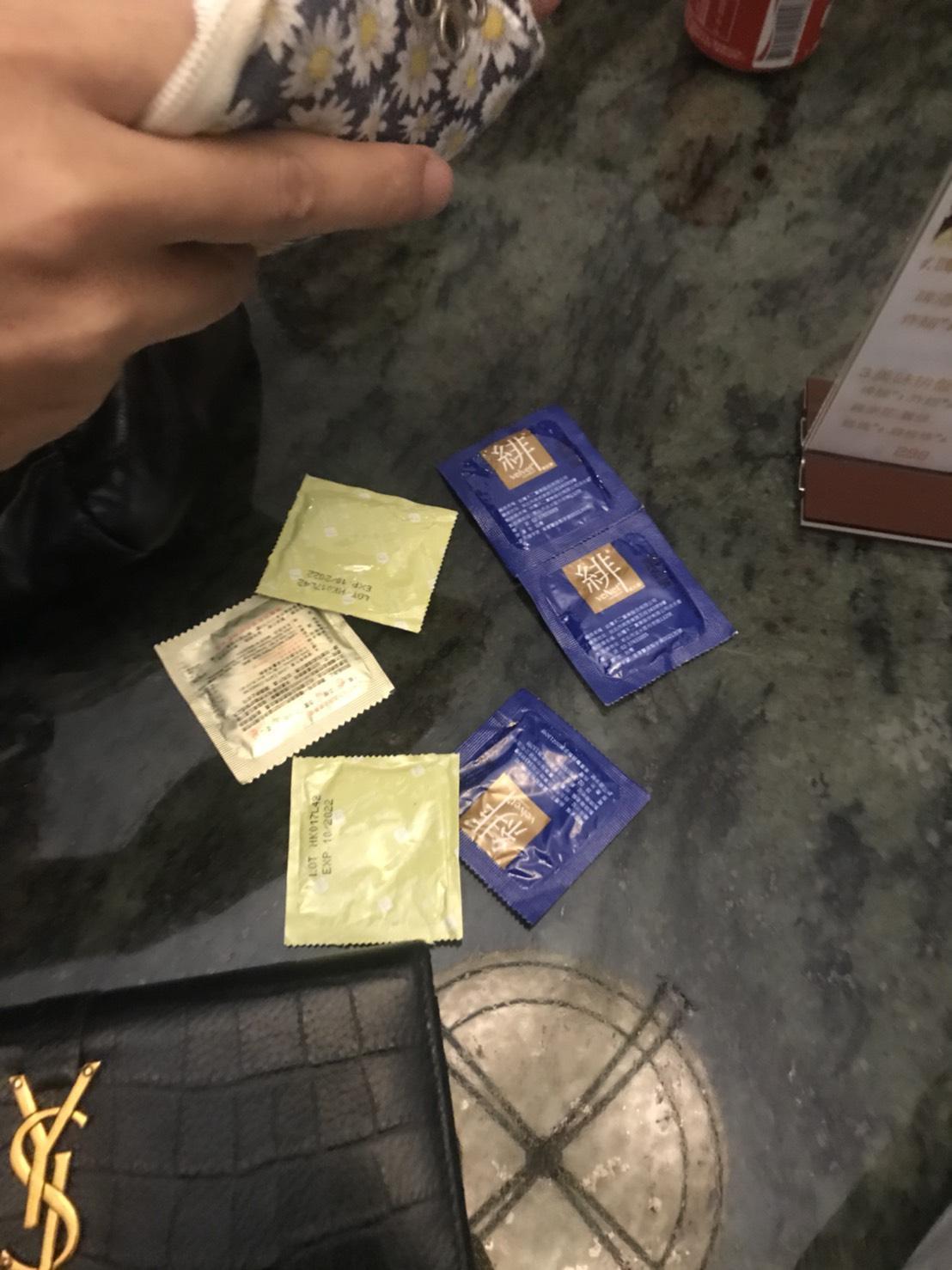 警方在李女包包起出多枚保險套等證物。(翻攝畫面)