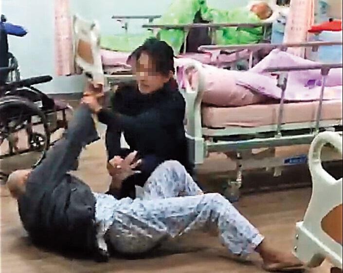 恐怖安養院！看護甩巴掌摔老人　監視器全都錄