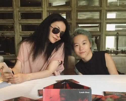 王菲興奮大讚竇靖童 慘被女兒吐槽「沒見過妳這樣」