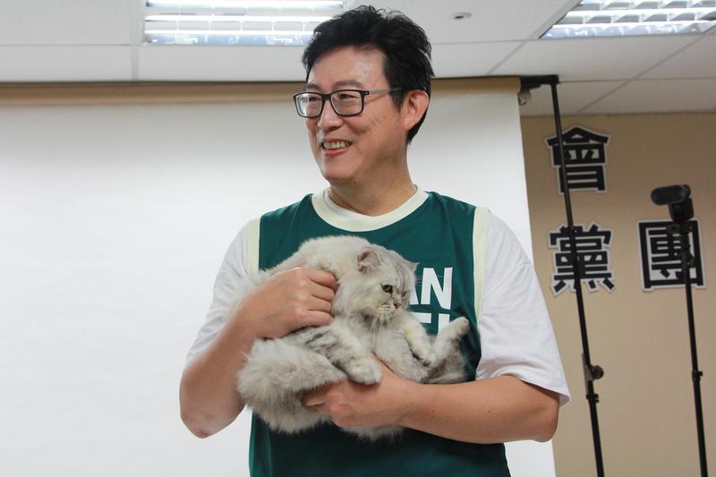 姚文智抱貓秀挨轟　同黨立委也看不下去