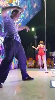 不一樣的舞台,兩個不一樣的舞風,台南廟會阿伯舞技一樣令人印象深刻。(翻攝網路)