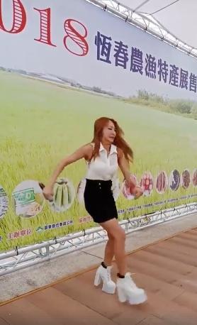 足蹬超厚底白馬靴的女主持人,不計形象隨意狂搖秀舞姿,引人側目。(翻攝網路)