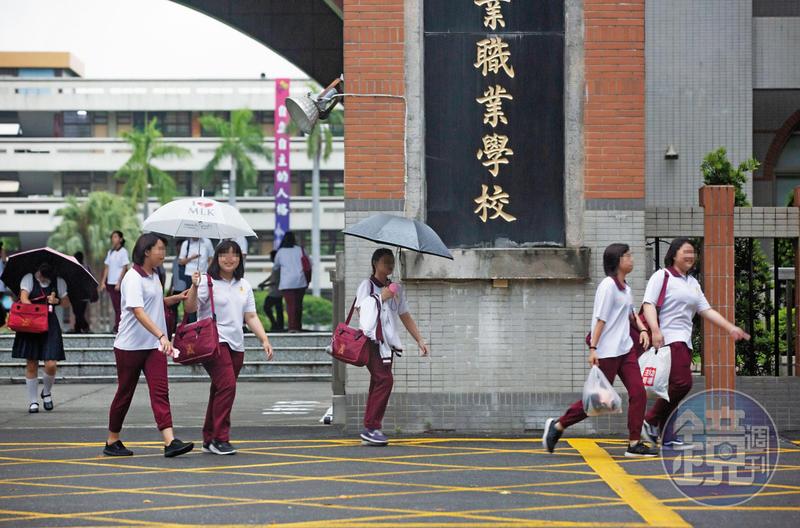 女導師戀上高二男 學生:我是非自願的