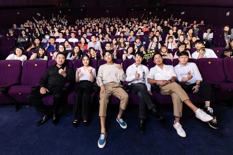 「與神」離台前快閃亮相 突襲戲院特映驚嚇粉絲