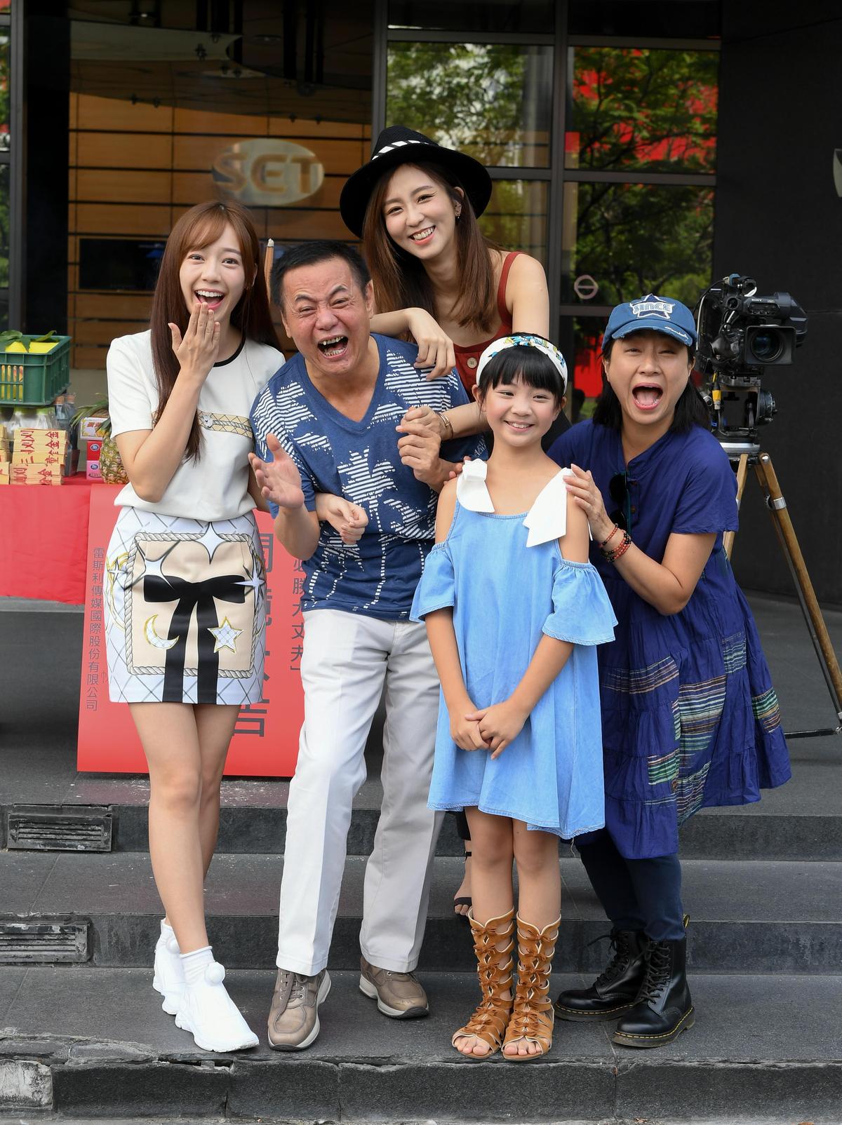 《必勝大丈夫》開鏡儀式，蔡振南和飾演女兒、老婆的演員們合照。（三立提供）