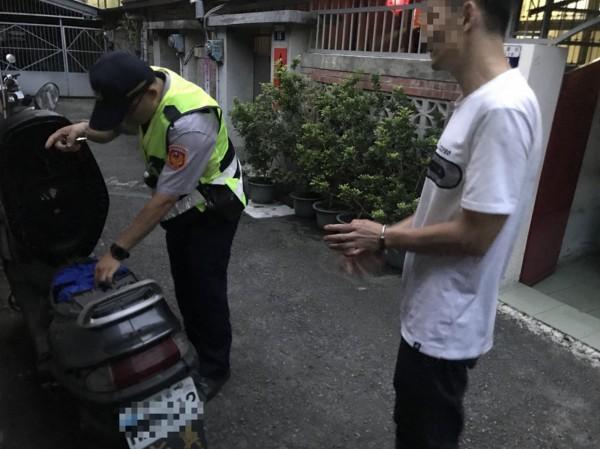 羅男因吸毒牙齒掉光，身材瘦弱，因毒品遭通緝，被東勢派出所巡邏員警查獲（警方提供）