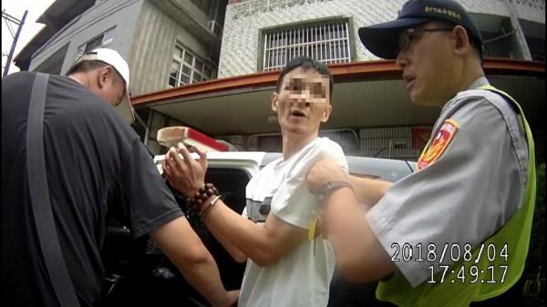 長期吸毒牙掉光齒 通緝犯哭求警別抓