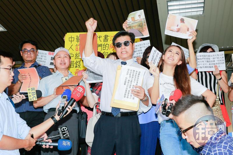黑澀會薔薔率詐騙被害人抗議 「我又不是被嚇大的」