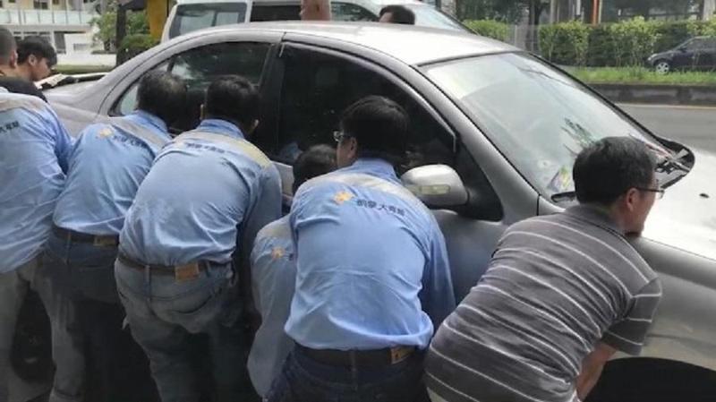 機車騎士摔進轎車底　十多名壯漢合力抬車救人