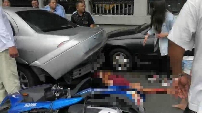 男騎士卡在車盤底下。(警方提供)