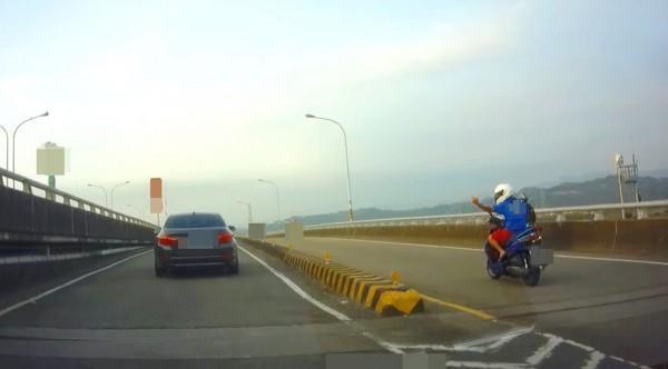 2016年胡姓機車騎士差點被撞到,氣得比中指,被拍下提告,法官裁定罰金一萬元。(警方提供)