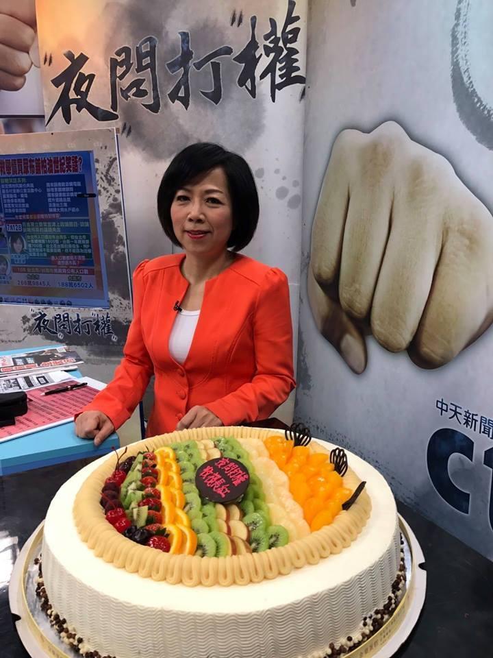 黃偉哲與他政治立場截然不同的名嘴妹妹黃智賢。(翻攝自黃智賢臉書)