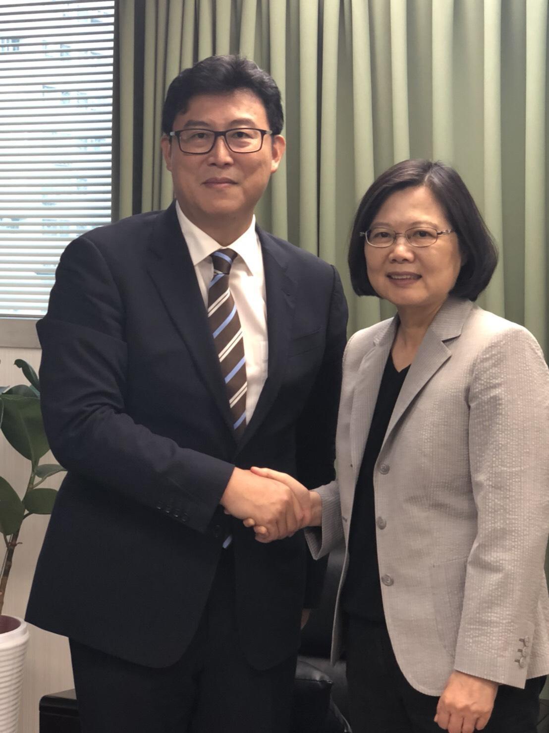 民進黨主席蔡英文曾在姚文智被提名參選台北市長後與姚會面。（姚文智辦公室提供）