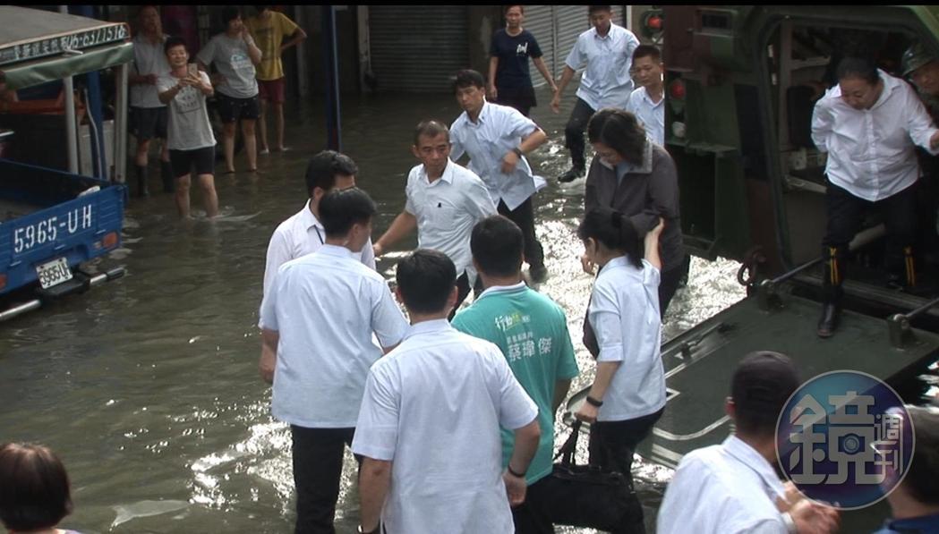 嘉義災區民眾不滿蔡英文搭雲豹車,攔路嗆聲要總統下來走啦。