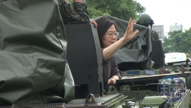 搭裝甲車勘災遭轟作秀 蔡英文再訪嘉義民眾不領情