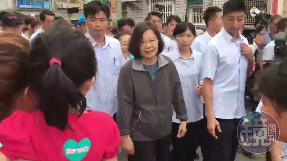 總統蔡英文突改台南勘災行程,轉往嘉義永安里,全程徒步視察。