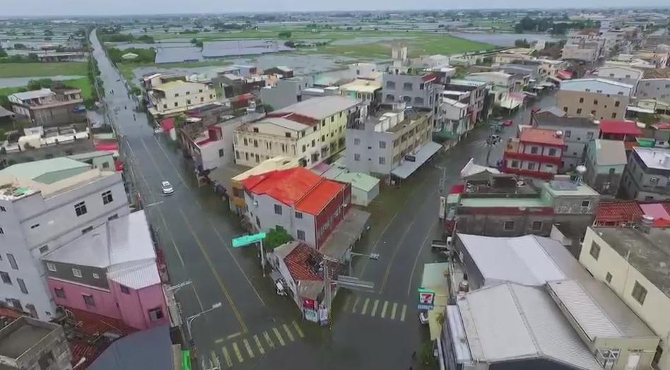 透過嘉義縣府空拍機的畫面顯示,掌潭村還是汪洋一片,成了水鄉。(呂竑毅提供)