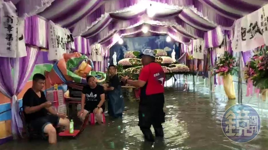 靈堂全泡水中,喪家苦無人幫忙出殯,所幸救生協會願意幫忙走水路八公里,將棺木運出災區。