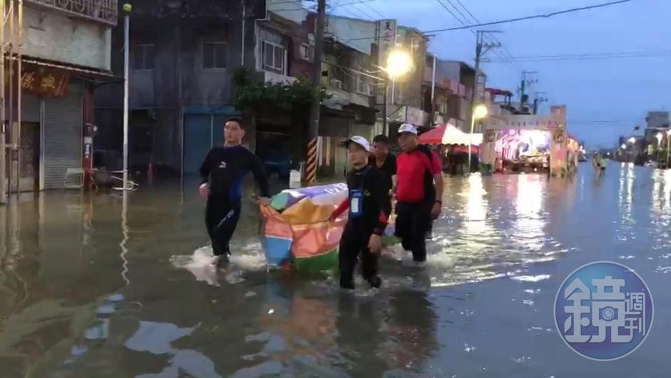 嘉義飽受淹水之苦,救生協會救活人也幫死人,挺身幫喪家運棺木出殯。