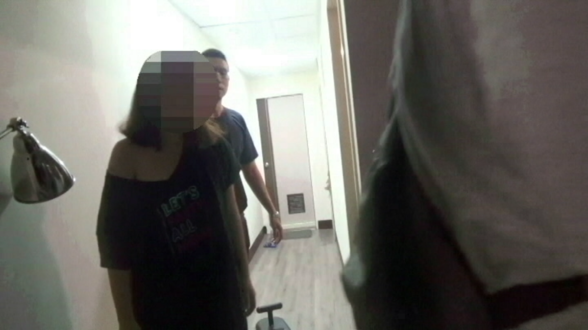 睡夢中遭警方緝捕到案33歲趙女。(警方提供)