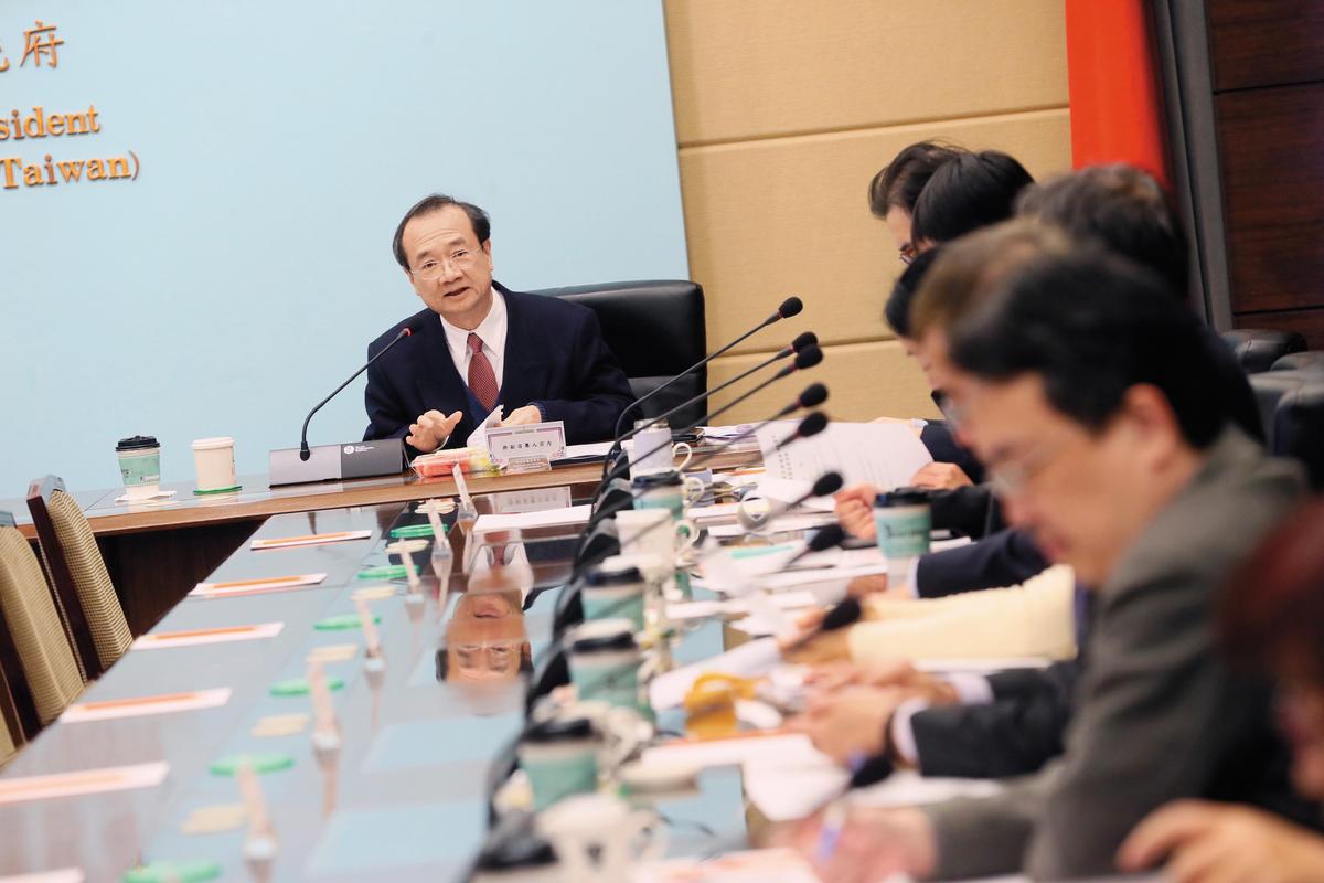 司改國是會議期間,各界建議推動重罪羈押制度,但修法草案仍要經法官審酌才能押人。圖左為司法院長許宗力。(總統府提供)