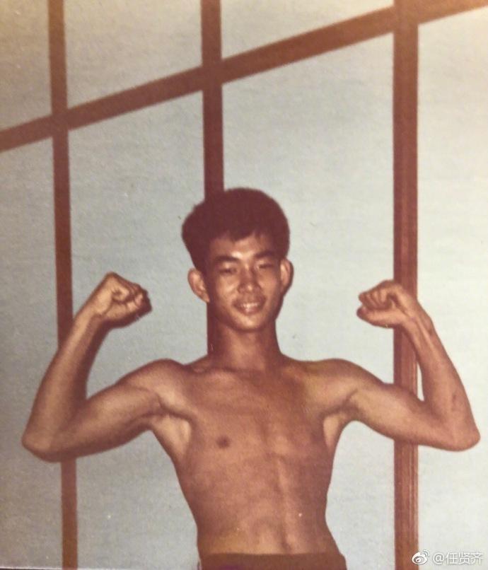 任賢齊po出舊照笑稱，「最近老是被笑是油膩的大叔…哎！只能看看自己小鮮肉時的照片安慰一下…」（翻攝自任賢齊微博）