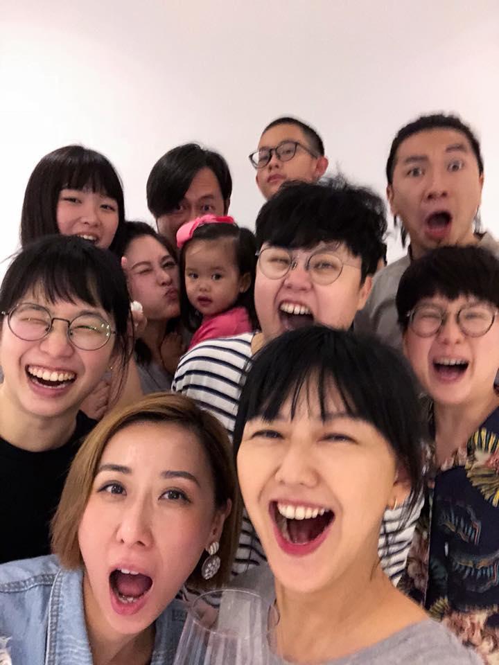 孫燕姿27日放上與團隊的合照，開心露出瓜子臉。（翻攝自孫燕姿臉書）