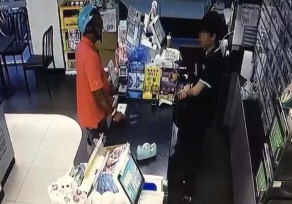 「我也是過來人!」店員送他一包菸 搶匪感動離去