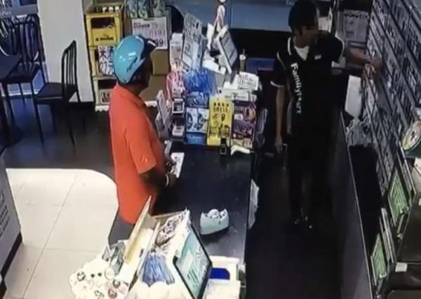 男子搶超商,賴姓店員自掏腰包買菸送搶匪。(警方提供)