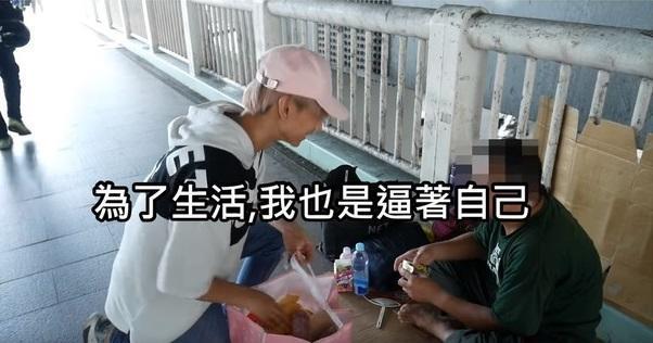 小玉到超商購買三萬多的物品分送給街友。(翻攝自小玉Youtube)