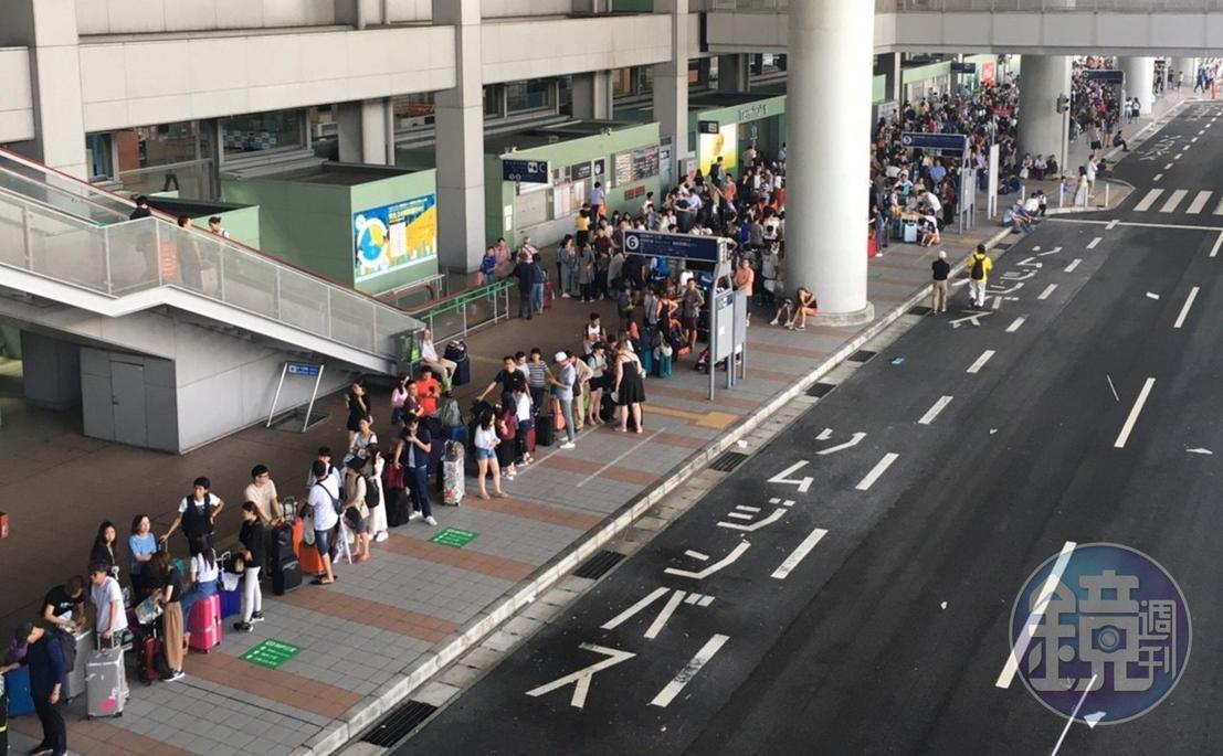 水淹關西機場致功能癱瘓,滯留旅客等待搭車。(民眾提供)