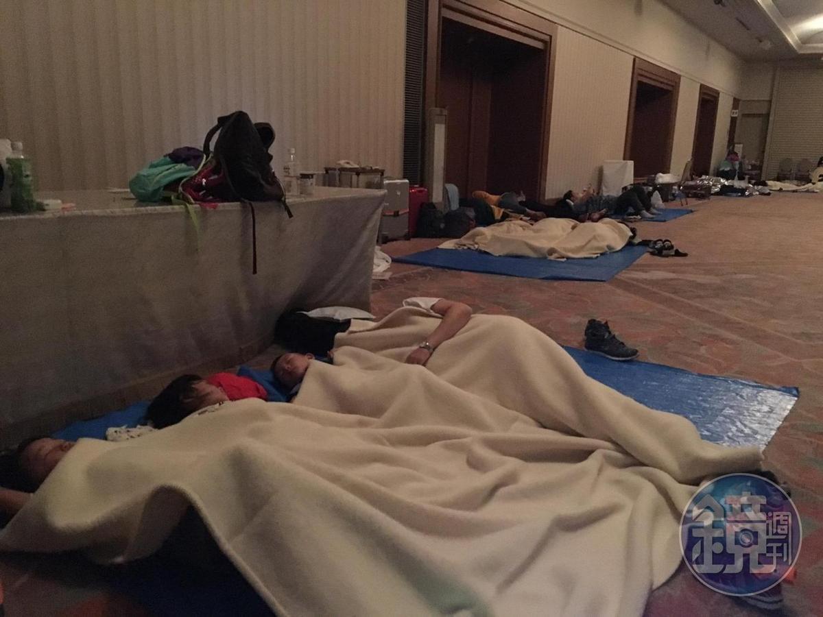 滯留旅客在關西機場打地鋪。(民眾提供)