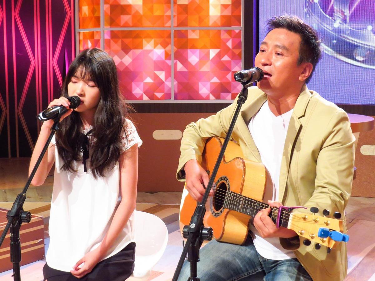 王中平和女兒現場演唱,展現父女倆的音樂才華。(衛視中文台提供)