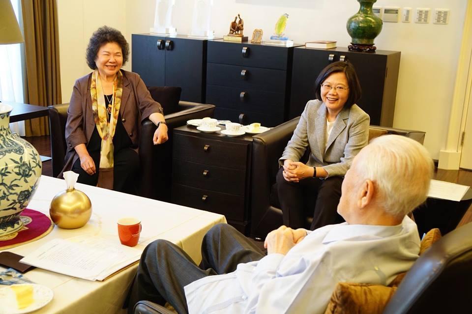 總統蔡英文(中)昨與總統府祕書長陳菊(左)前往翠山莊拜會前總統李登輝(右)。(翻攝蔡英文臉書)
