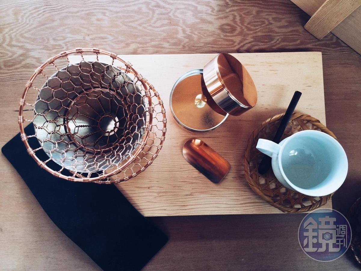 森/CASA推出台灣限定京都職人手沖咖啡組，內含四家名店：開化堂的手沖咖啡下壺、金網つじ的紅銅濾杯、朝日燒的咖啡杯與公長齋小菅的竹編杯墊。
