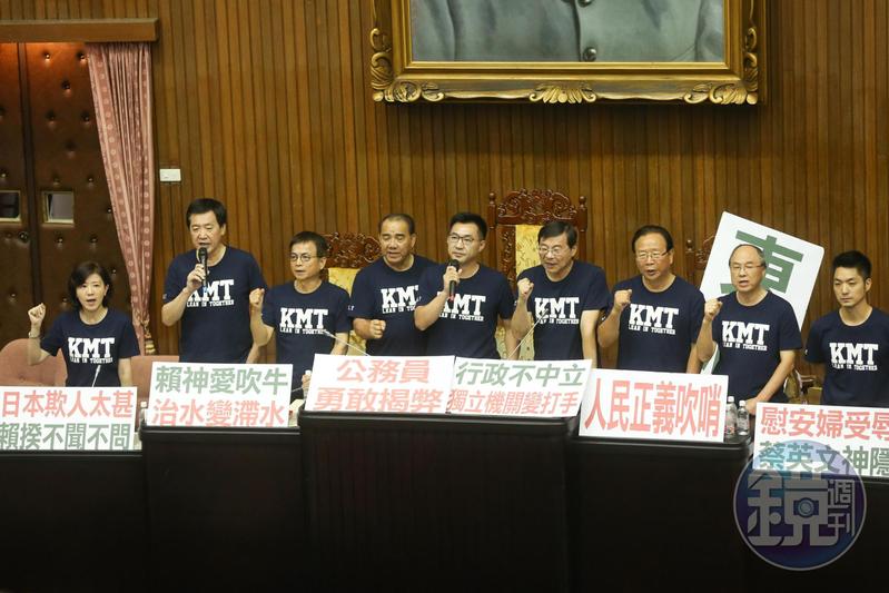 立院開議　藍委霸占主席台、演行動劇掃「張天欽們」