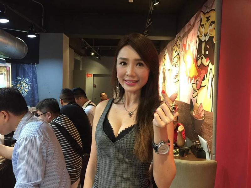 「景氣不好」穿比基尼也沒用　海倫清桃滯銷月曆打折出清