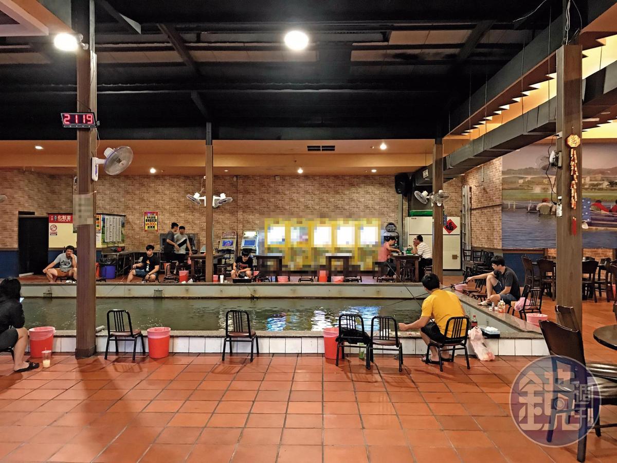 為首的「罐頭」自稱是茶行的人,專向小吃部、釣蝦場、電玩店收取保護費,讓業者心生恐懼。圖/鏡週刊