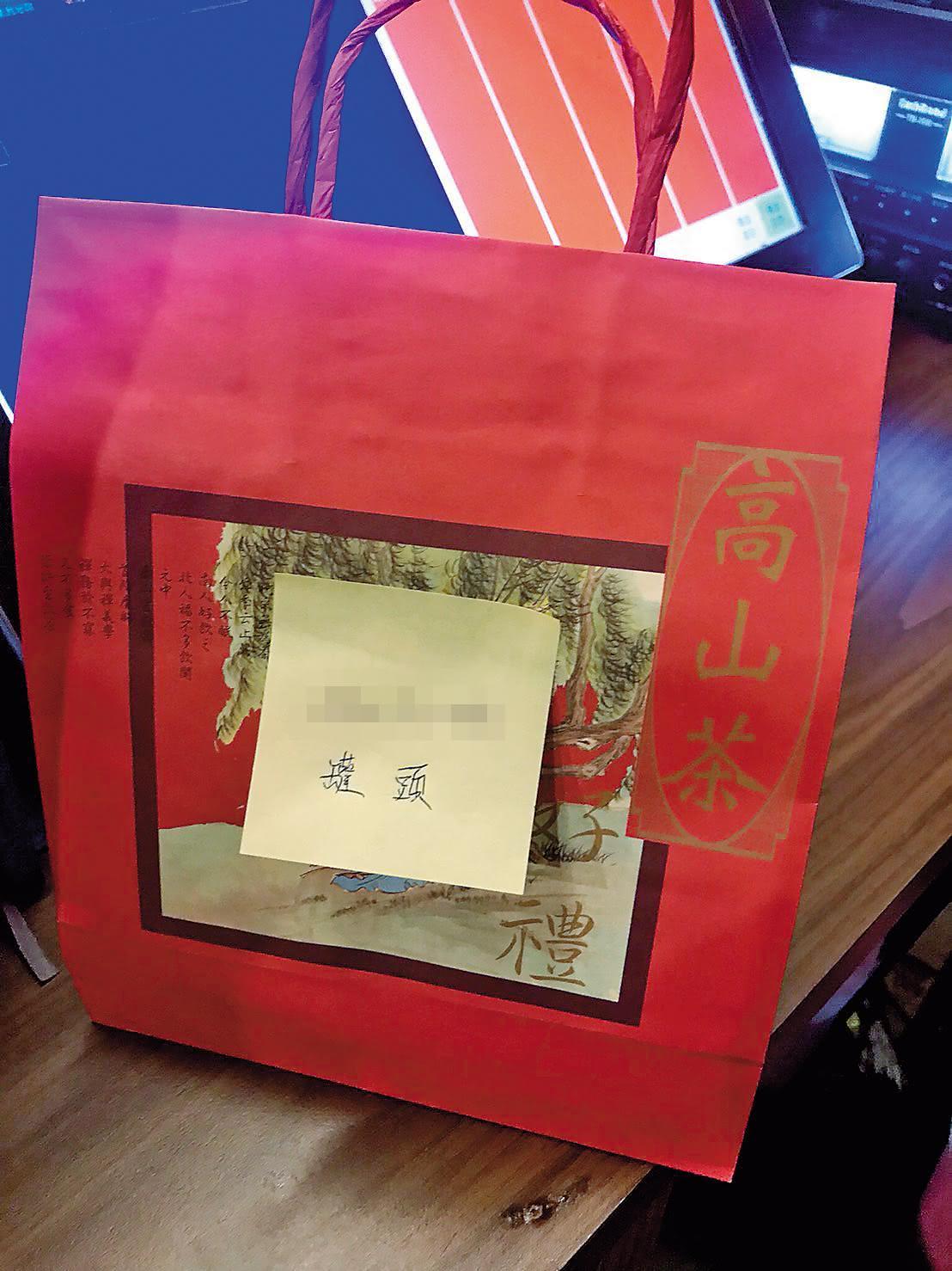 一群年輕人仗著人多勢眾，強銷「平安茶」(圖)，店家不從就砸店打人，行徑猶如古惑仔。（翻攝網路）