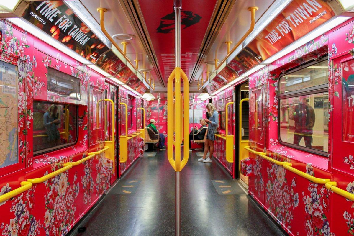 內車廂設計則是由旅美視覺藝術家江孟芝操刀，由客家花布為背景，反映台灣的紡織文化。（翻攝江孟芝臉書）