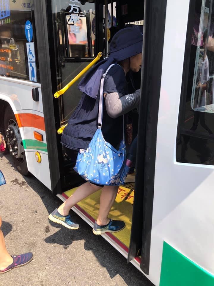 陳姓網友的母親每天坐半小時以上公車去抓黑蛋。(翻攝臉書社團精靈寶可夢社團Pokemon GO)