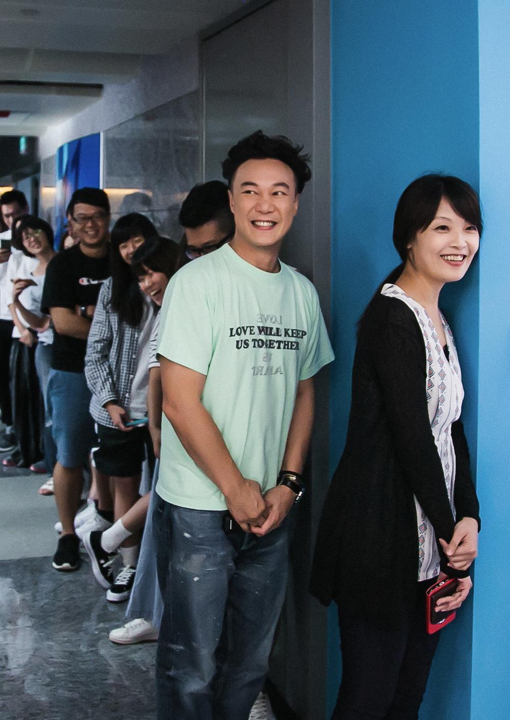 陳奕迅逗趣跟著排隊點餐，還故意插隊說：「我不懂規矩。」（KKBOX提供）