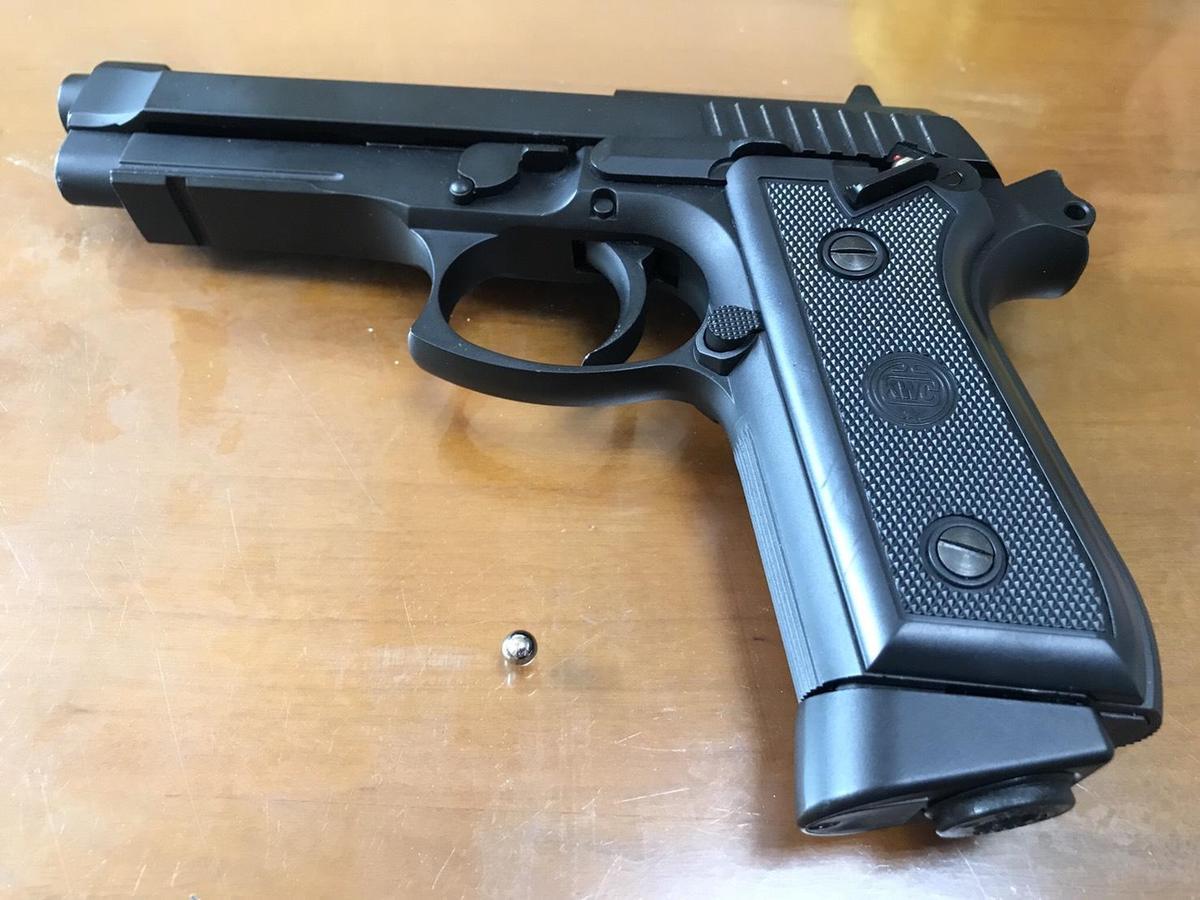 簡男持瓦斯槍射擊,害的一行人都進了警局。(翻攝畫面)