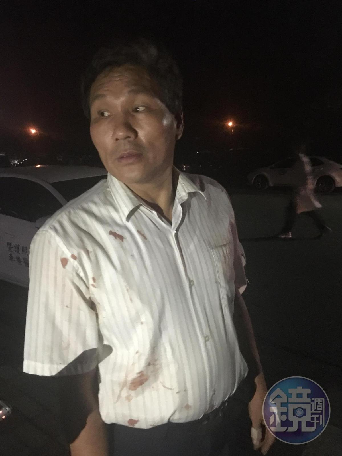 乘客死裡逃生,身上的白襯衫還血跡斑斑。