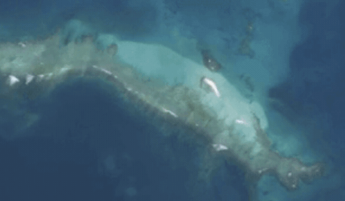 從衛星地圖上可見,東島在經過颶風侵襲後已被海水淹沒。(twitter:Nathan Eagle )