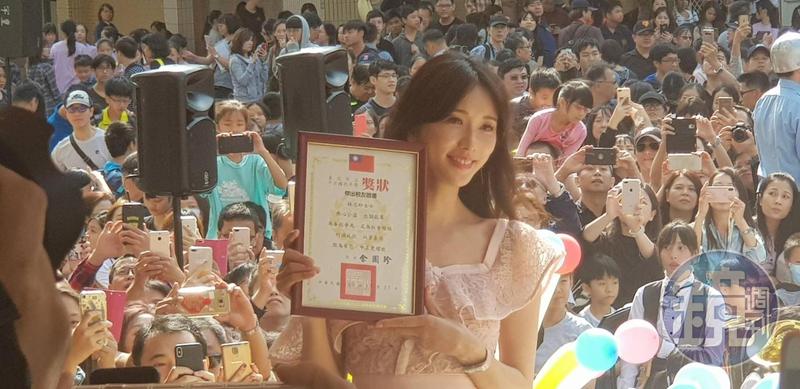 志玲姐姐回母校參加校慶 學弟妹和家長都暴動了