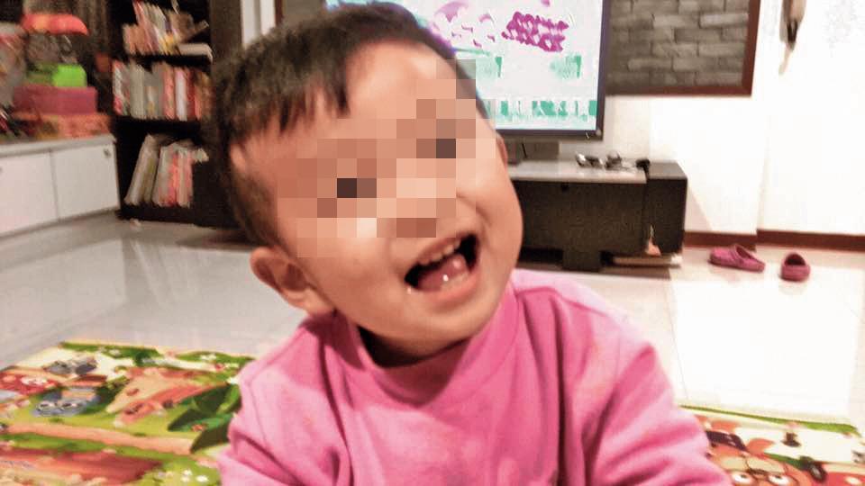 原本活潑可愛的2歲男童,竟遭生母關在廁所活活餓死。(翻攝畫面)